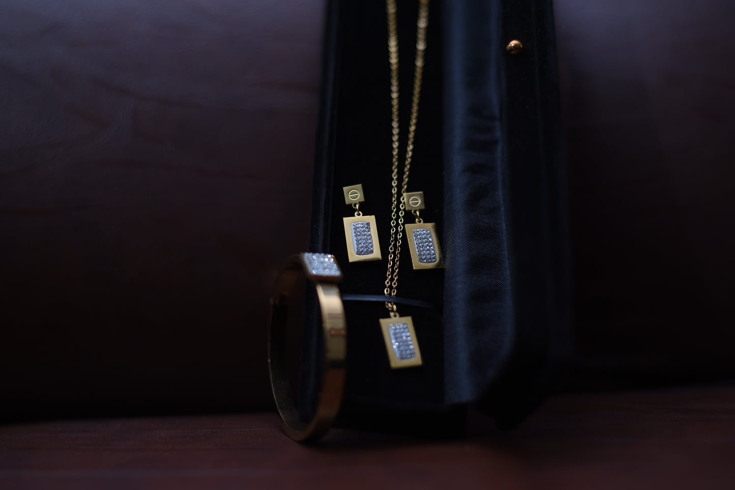 Asalah Classic Geometric Studded Pendant Set with Zircon Silver925