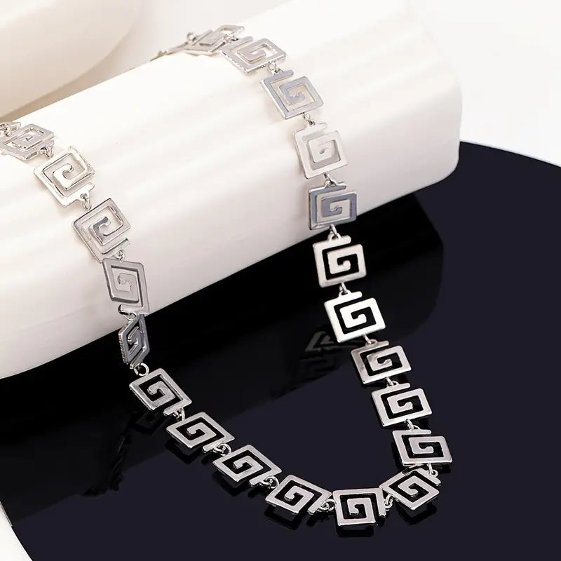 Women's Fashion Geometric Hollow Square Chain Necklace - Retro Minimalist Style, Perfect for Parties and Casual Attire