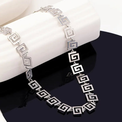 Women's Fashion Geometric Hollow Square Chain Necklace - Retro Minimalist Style, Perfect for Parties and Casual Attire