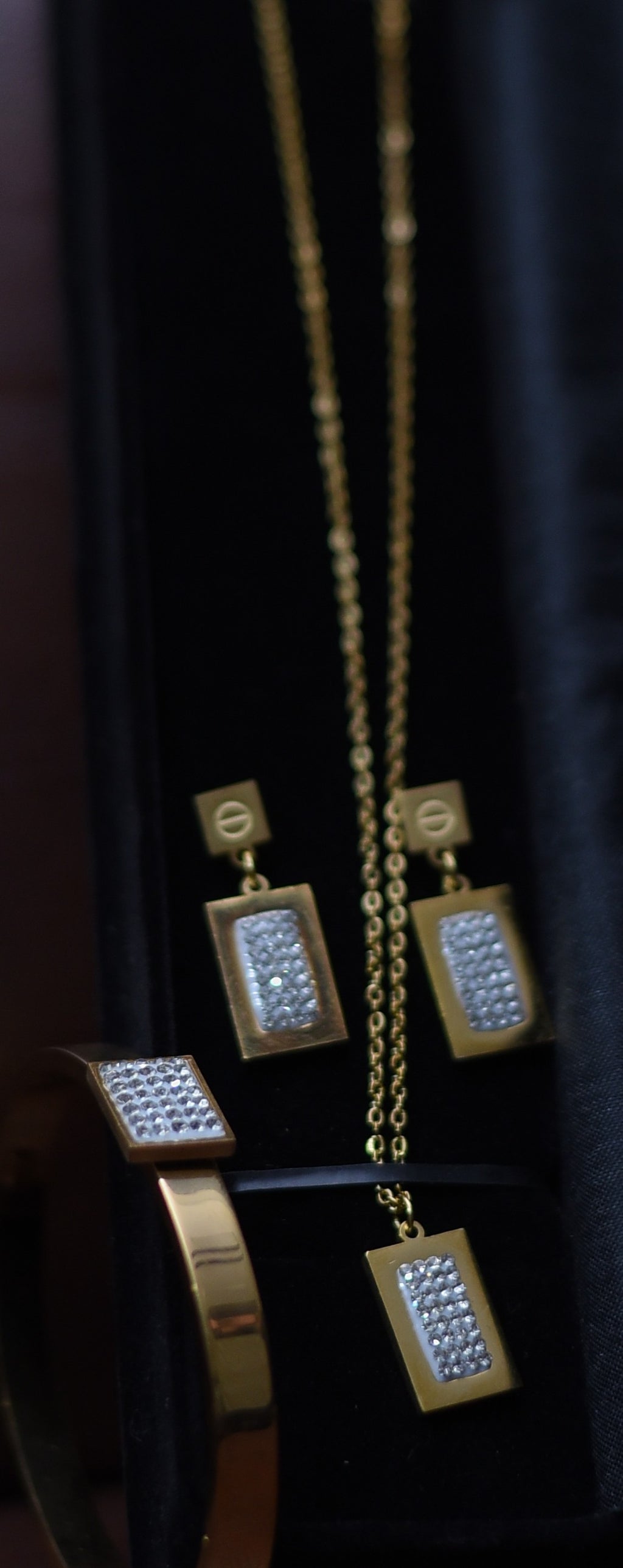 Asalah Classic Geometric Studded Pendant Set with Zircon Silver925