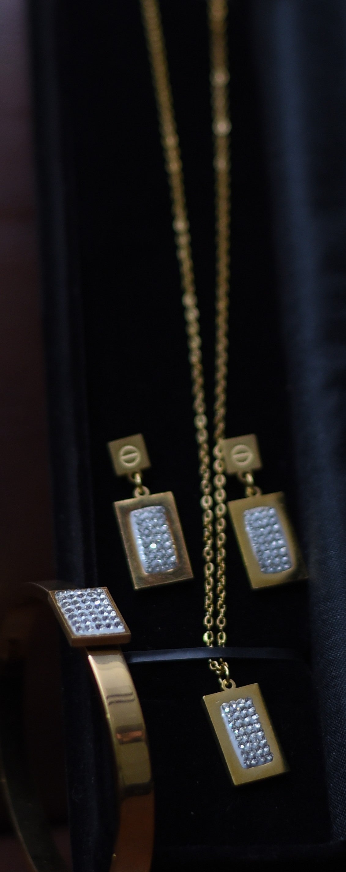 Asalah Classic Geometric Studded Pendant Set with Zircon Silver925