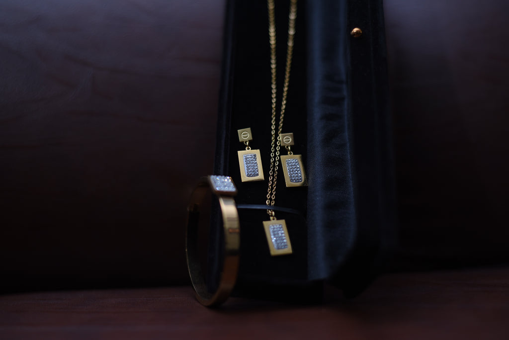 Asalah Classic Geometric Studded Pendant Set with Zircon Silver925