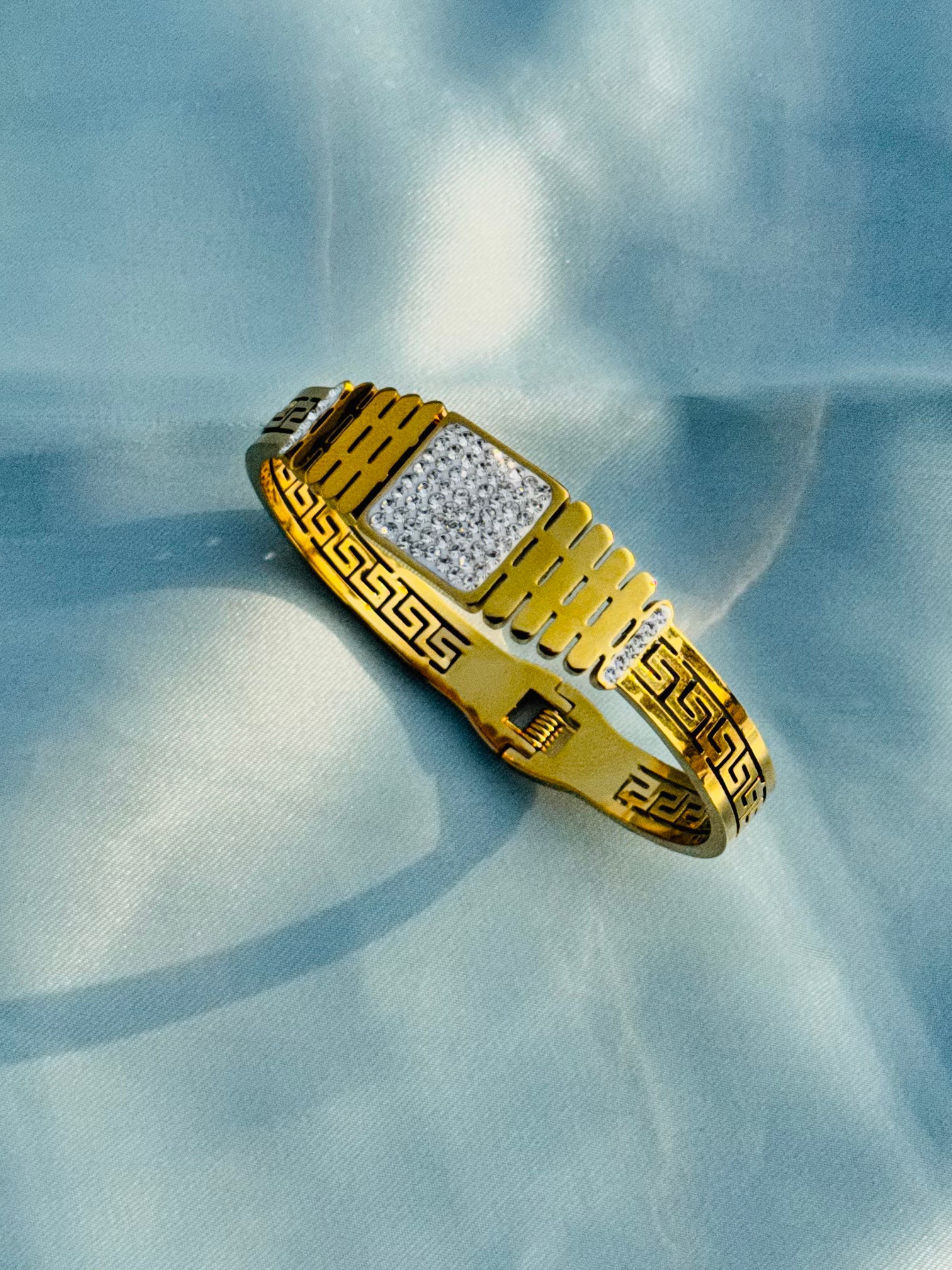 Elegant Gold Bracelet with Diamond Accents