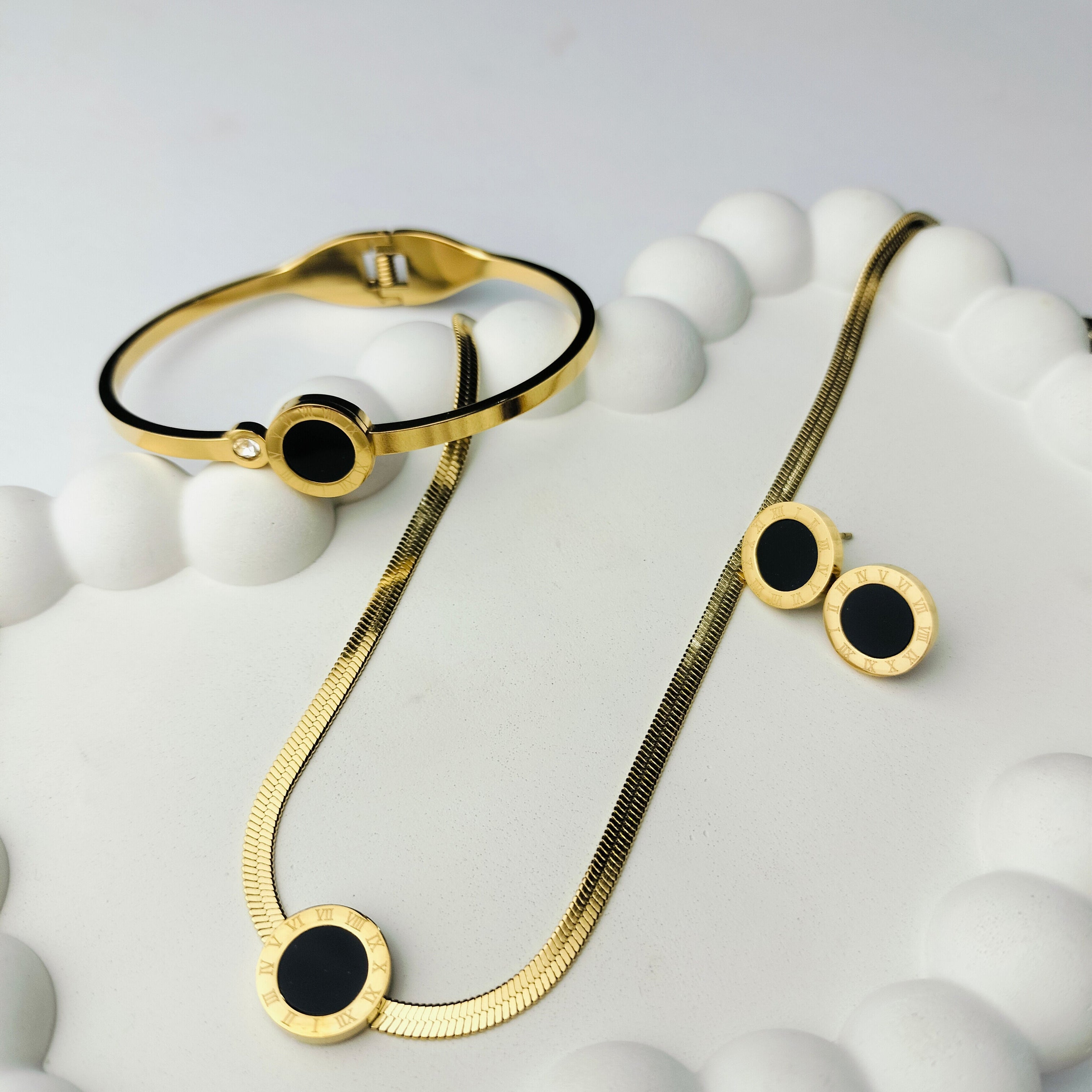 CIRCLE OF ELEGANCE SET WITH PREMIUIM BANGLE
